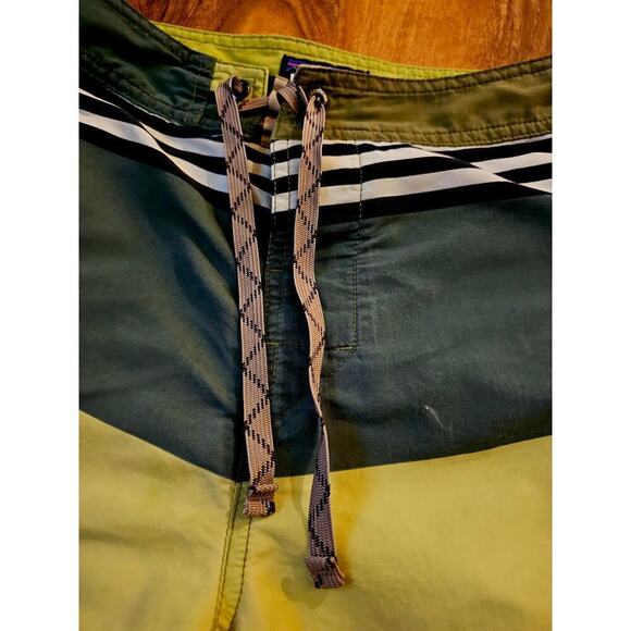 Patagonia M's 32 spell out box logo, striped Trunks Wavefaver Board Shorts. Surf - Picture 9 of 10
